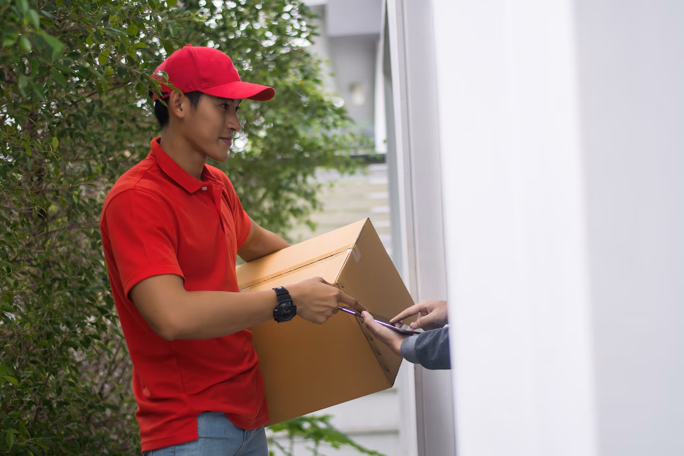 hombre-joven-que-entrega-paquete-al-cliente-casa